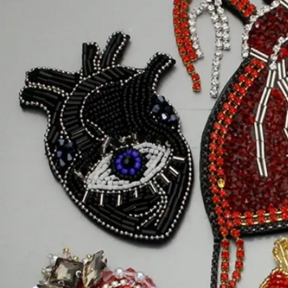 NWOT Beaded Rhinestone Heart Applique - Picture 2 of 2